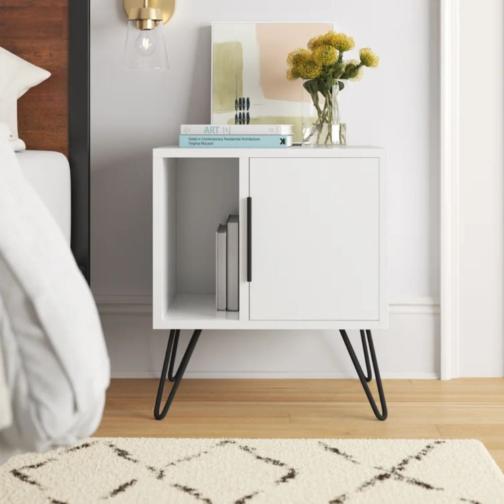 Mesita de noche blanca Glynn con puerta y compartimento abierto