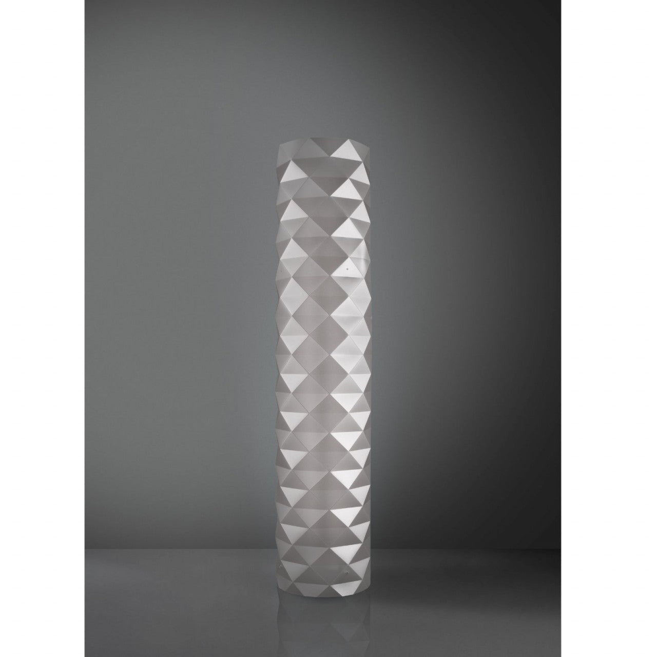 Lámpara de pie de metal plateado Cm. 27x123h