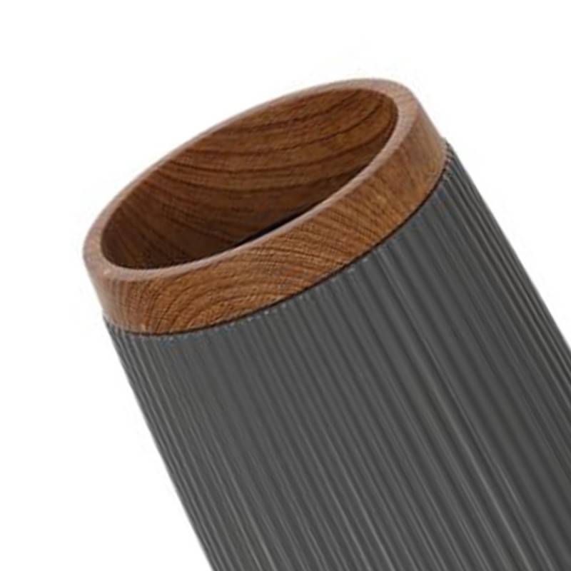 Elegante portacepillos de dientes London gris para un baño refinado.