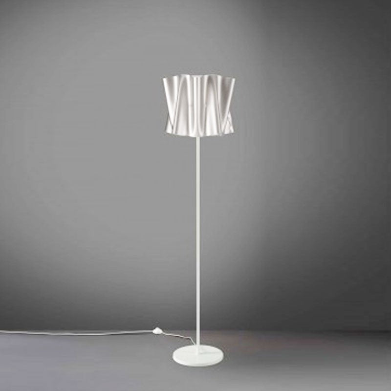 Lámpara de pie FOLIO de metal con base y vástago, pantalla plateada, diámetro 40x h164 cm