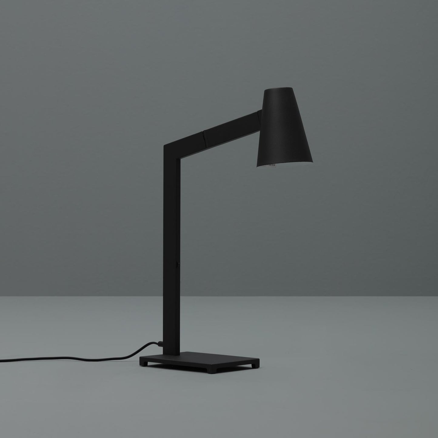 Lámpara de mesa con pantalla de metal negro 42x15x60,5h cm