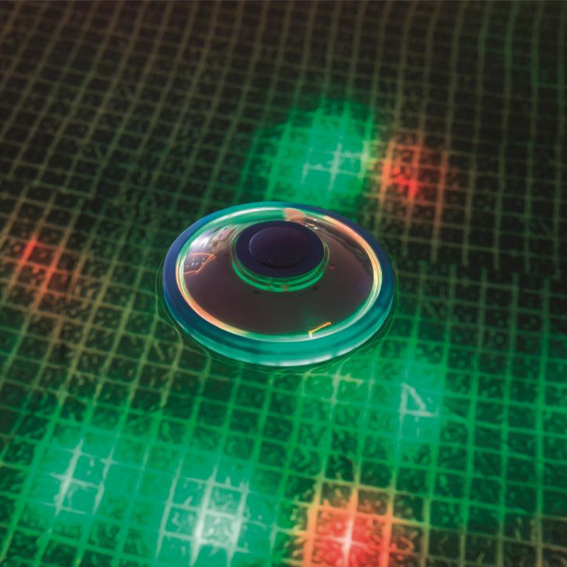 Fuente flotante con luces LED.