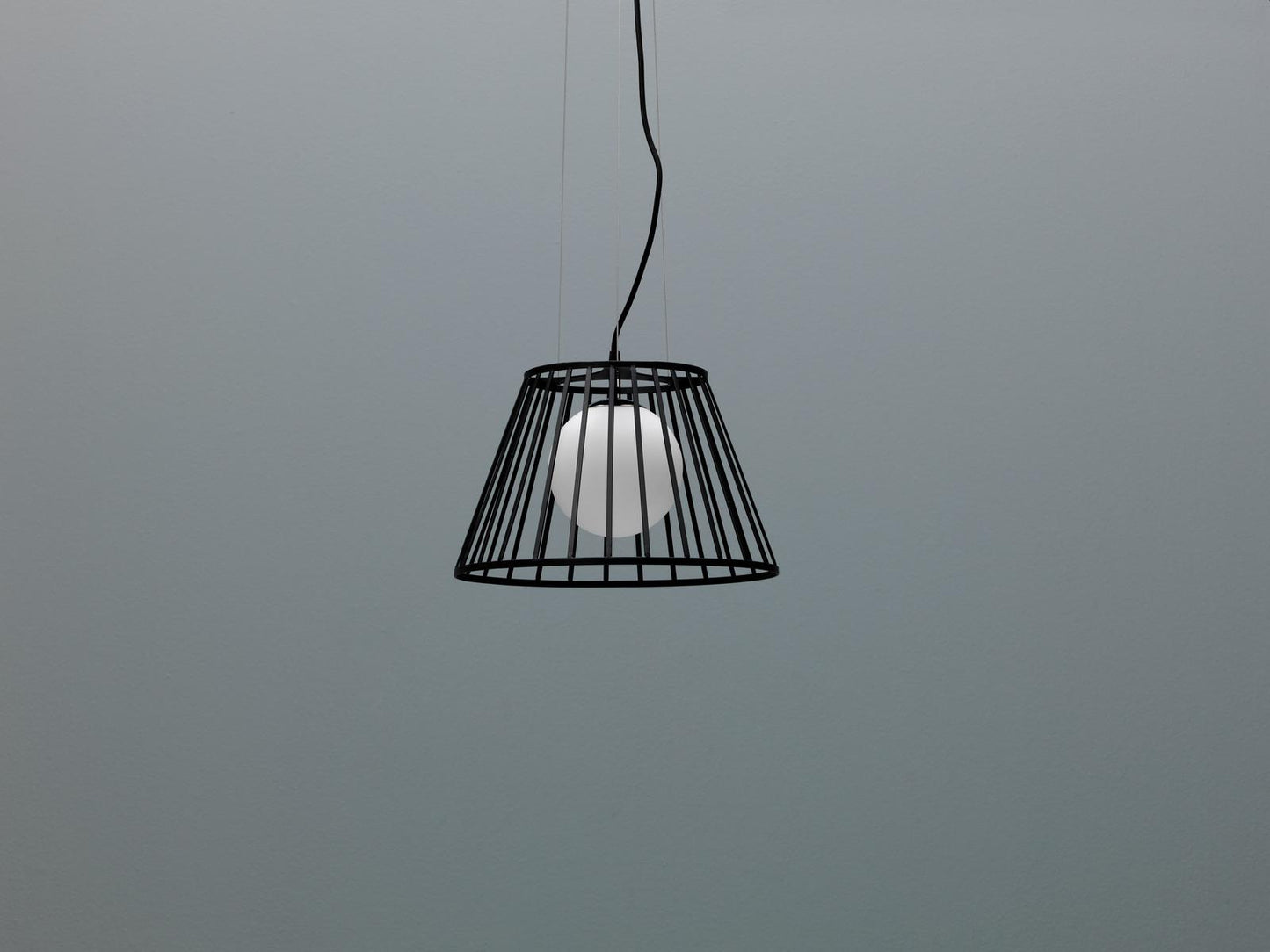 Lámpara colgante de metal con pantalla negra D25/35xD20/35x120h cm
