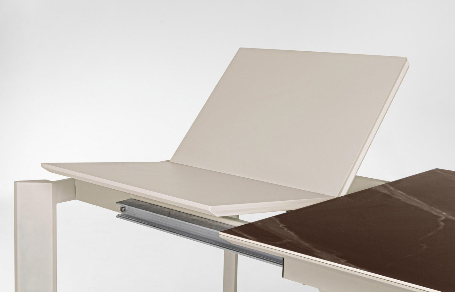 Mesa extensible Briva en marrón grisáceo brillante