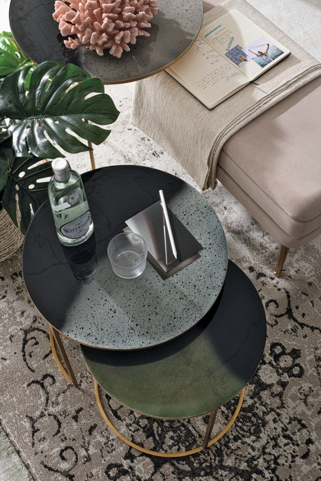 Conjunto de 3 mesas de centro de metal estilo ambiente.