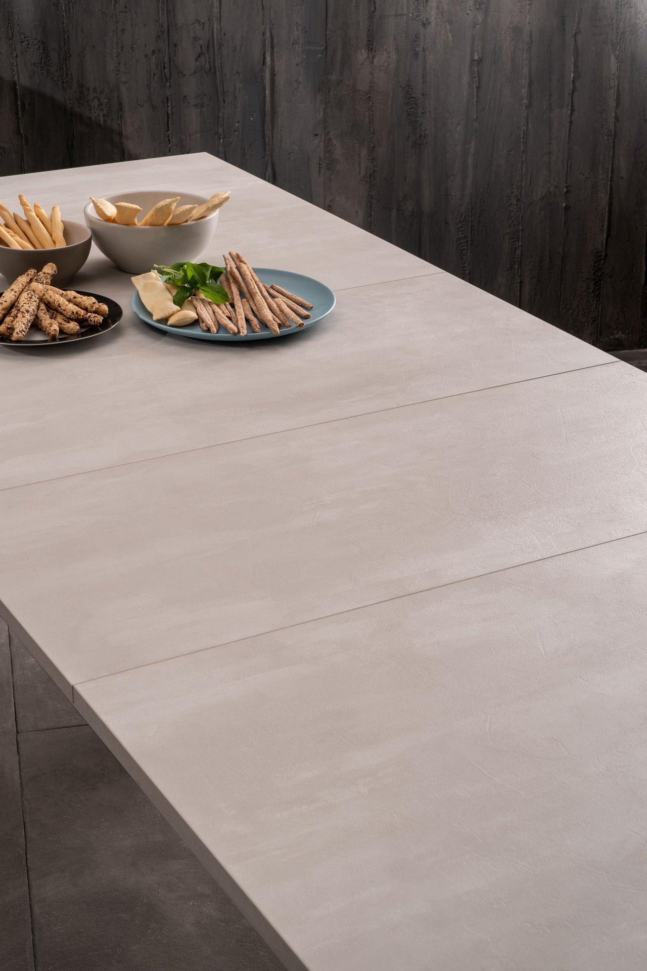Mesa extensible de hormigón blanco-negro 80 cm x 130- 290 cm Alt. 76 cm