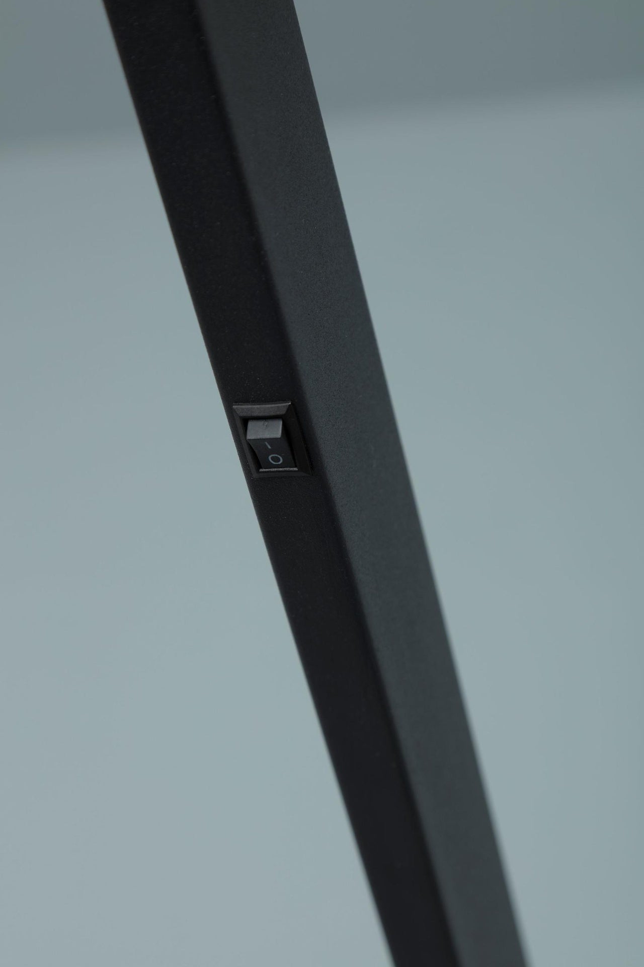 Lámpara de mesa con pantalla de metal negro 42x15x60,5h cm