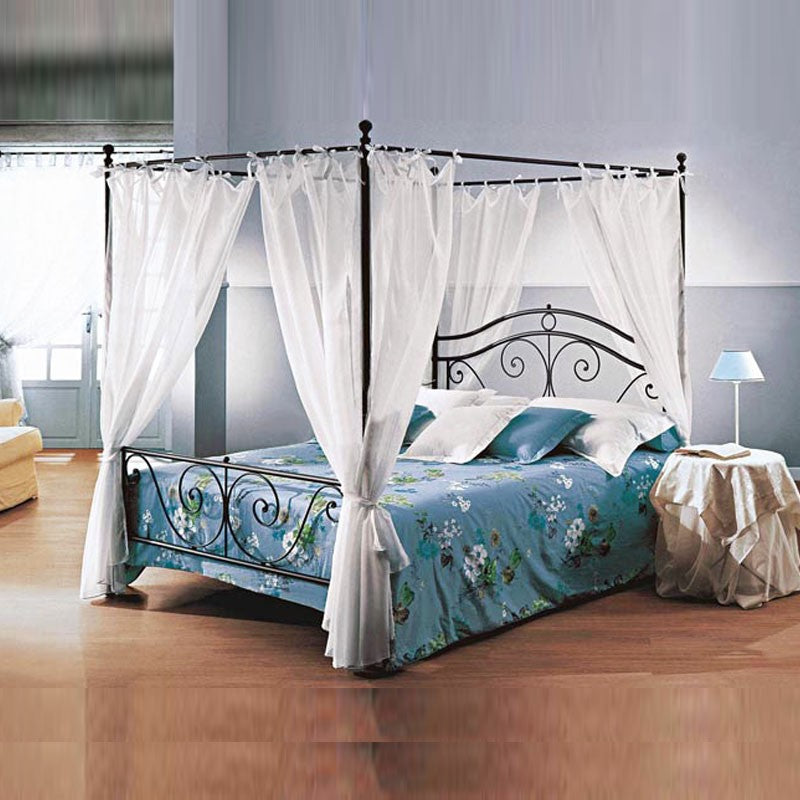 Cama doble de hierro con dosel negro.