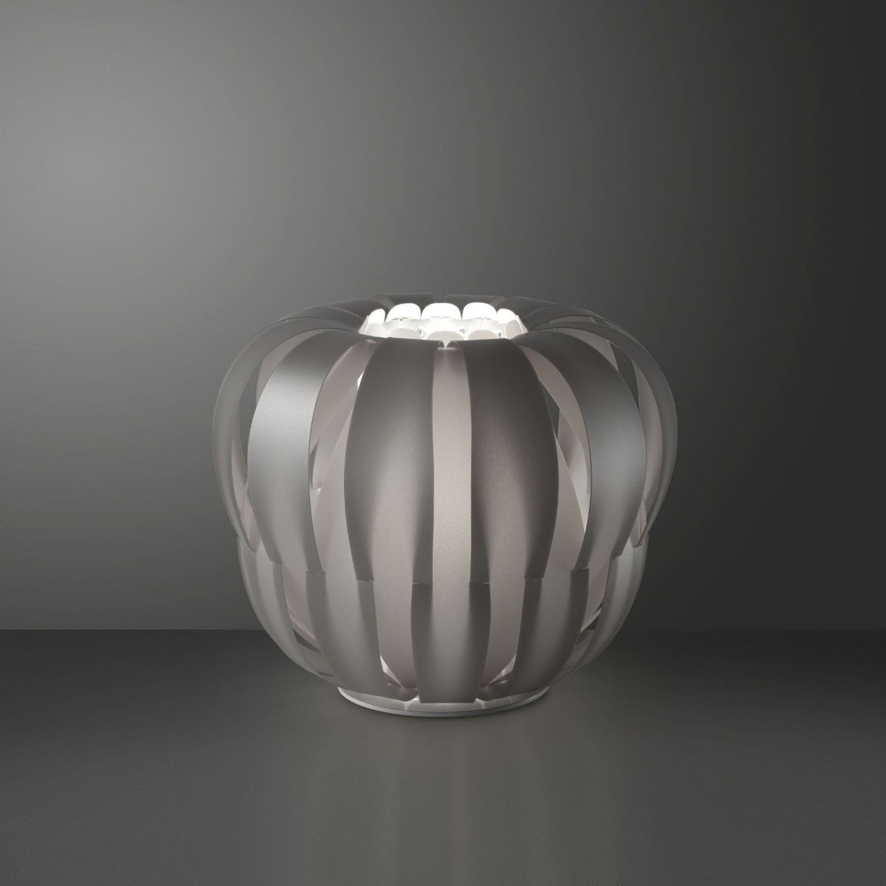 Lámpara de pie plateada en metal blanco 60 x 55h