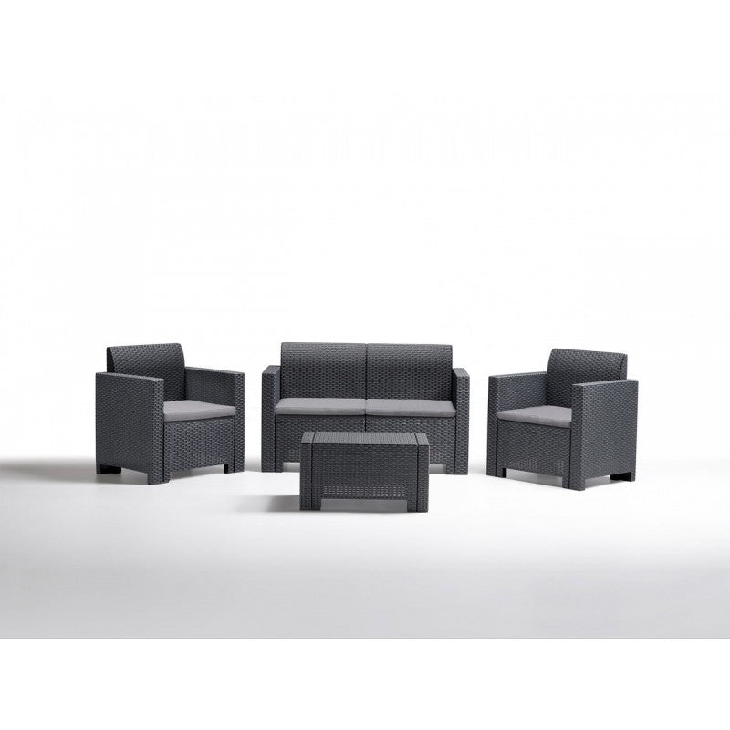 Sofá lounge de resina para jardín más sillones y mesa de centro.