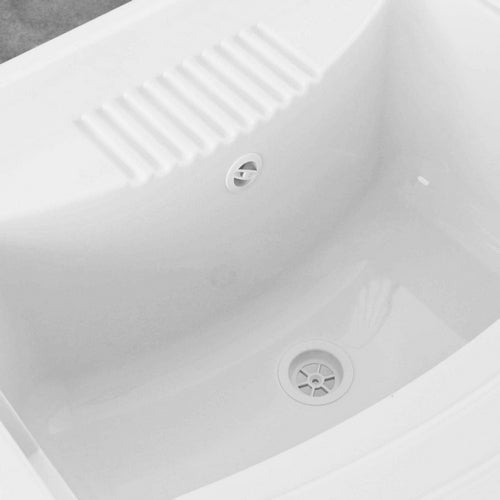 Baño con mueble y mesa de PVC.