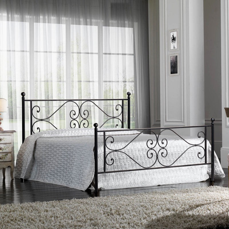 Cama doble de hierro con pie de cama trabajado Nero Firenze