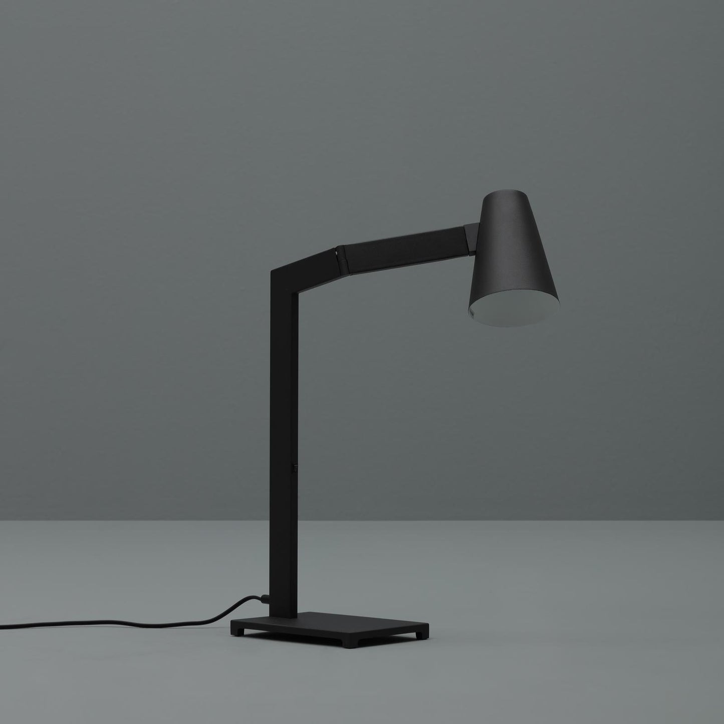 Lámpara de mesa con pantalla de metal negro 42x15x60,5h cm