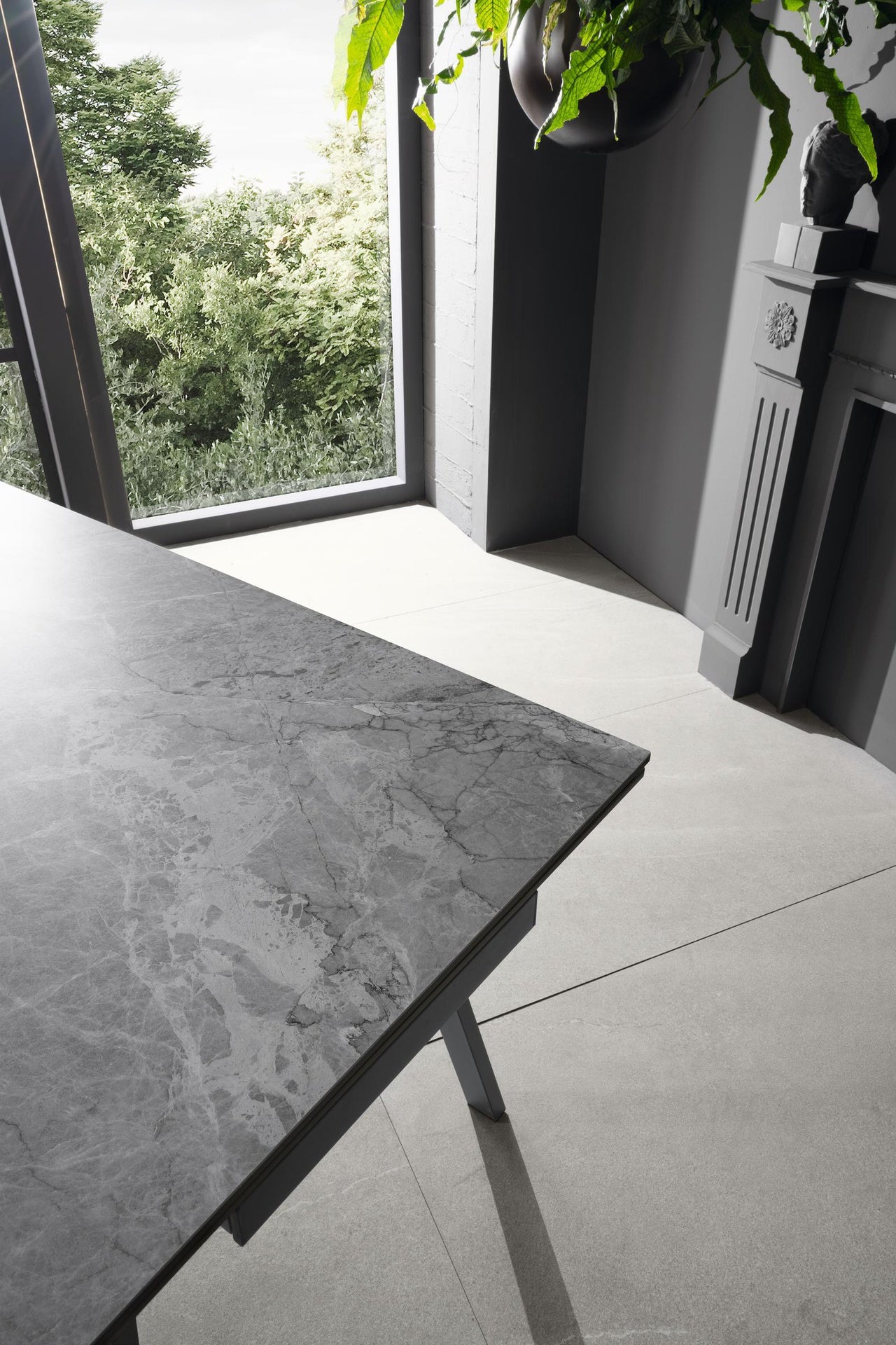 Mesa extensible con tapa de piedra efecto mármol negro 140/200x80x76h cm