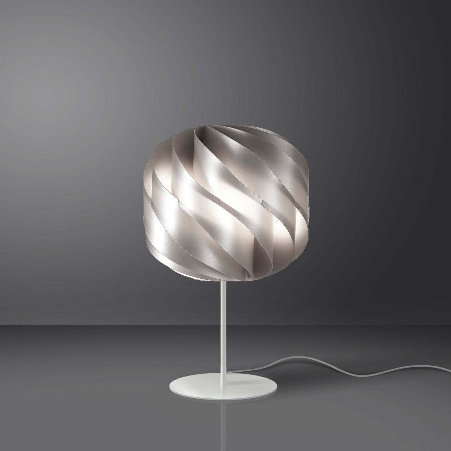 Lámpara de mesa plateada en metal cm. 25x44h