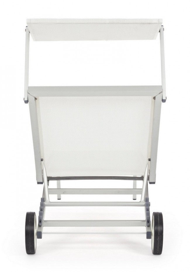 Tumbona cruzada con ruedas de aluminio blancas.