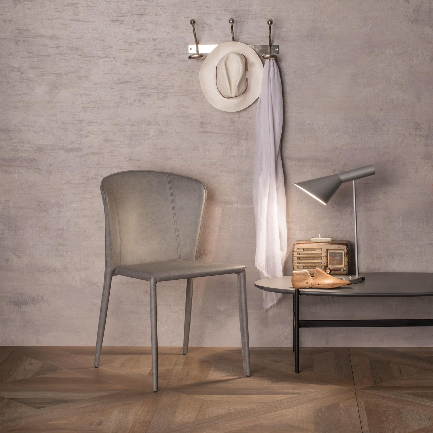 4x Silla en símil piel y asiento gris claro 49x56x82h cm