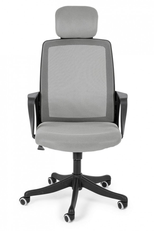 Silla de oficina con reposabrazos de tela gris.