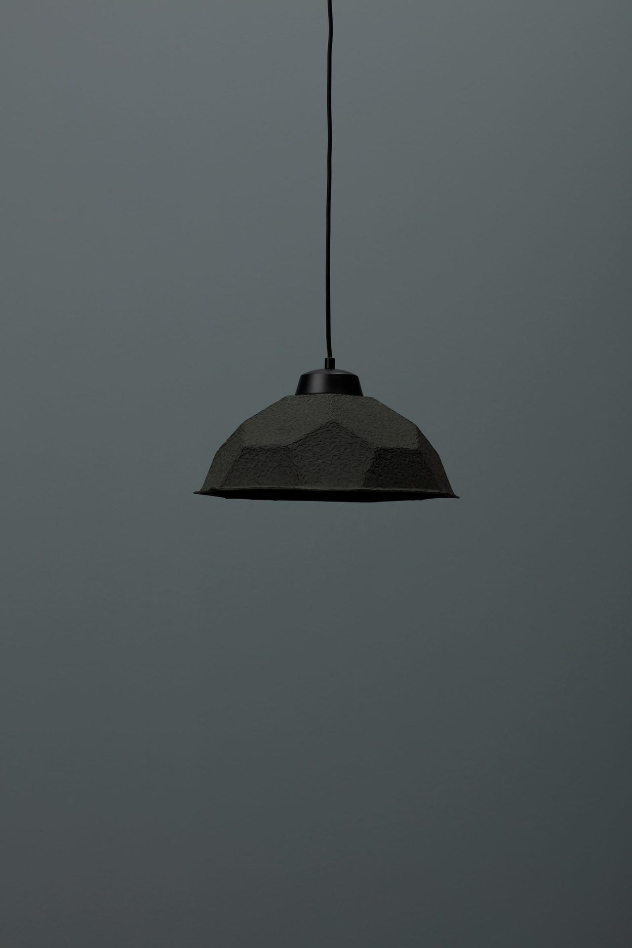 Lámpara de suspensión con pantalla de cartón reciclado negro D35xP35x160h cm