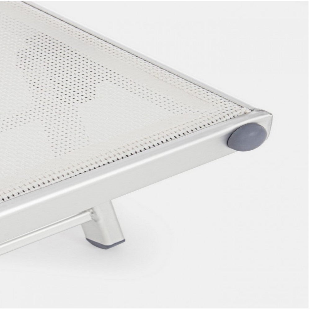 Tumbona cruzada con ruedas de aluminio blancas.