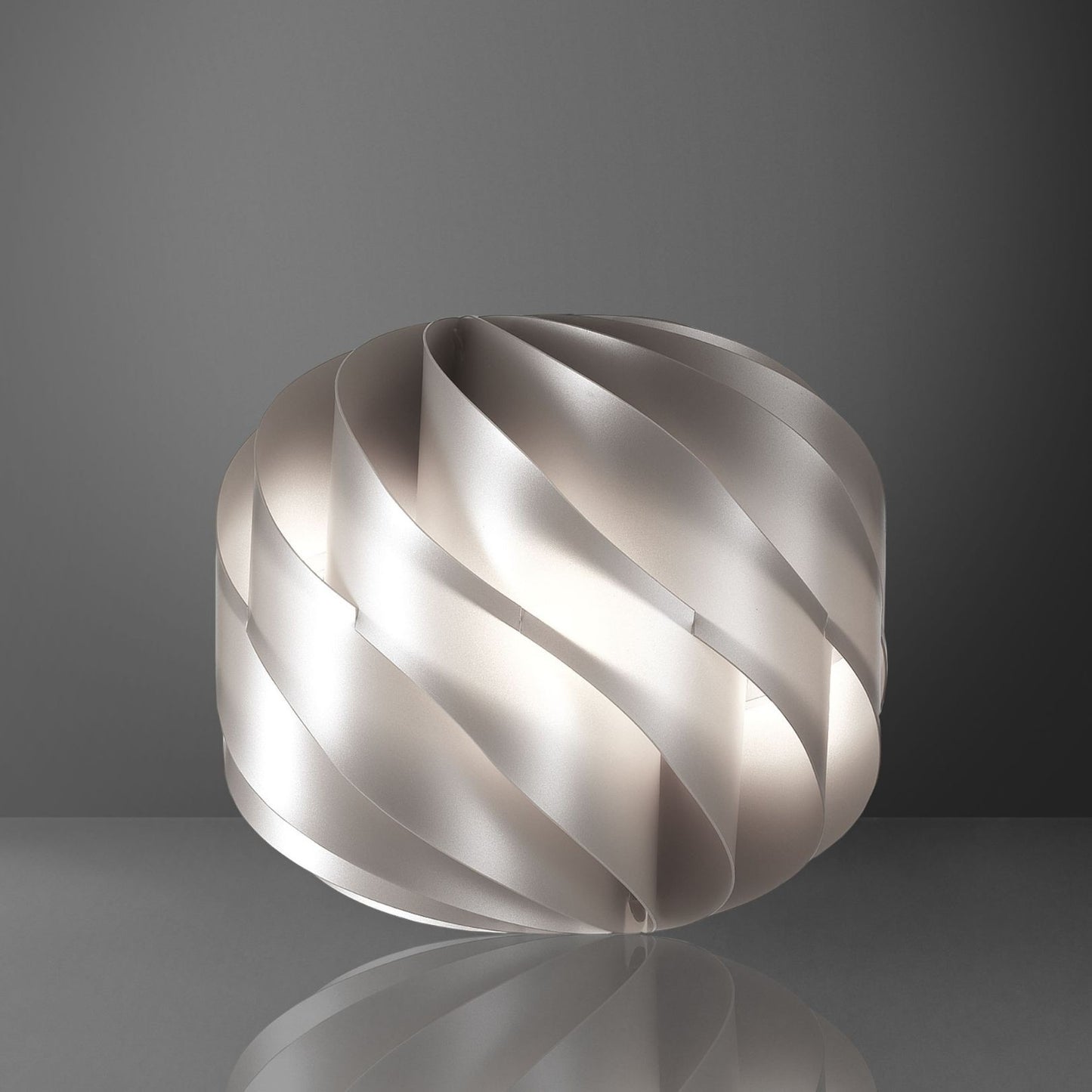 Lámpara de mesa plateada cm. 40x38h