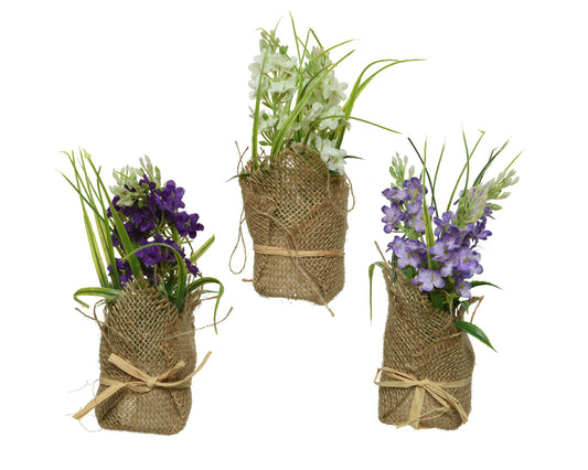 Flores artificiales de poliéster surtidas con cinta.