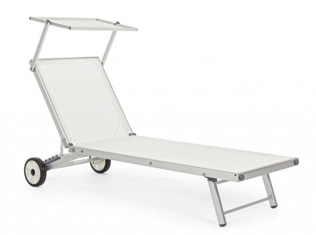 Tumbona cruzada con ruedas de aluminio blancas.