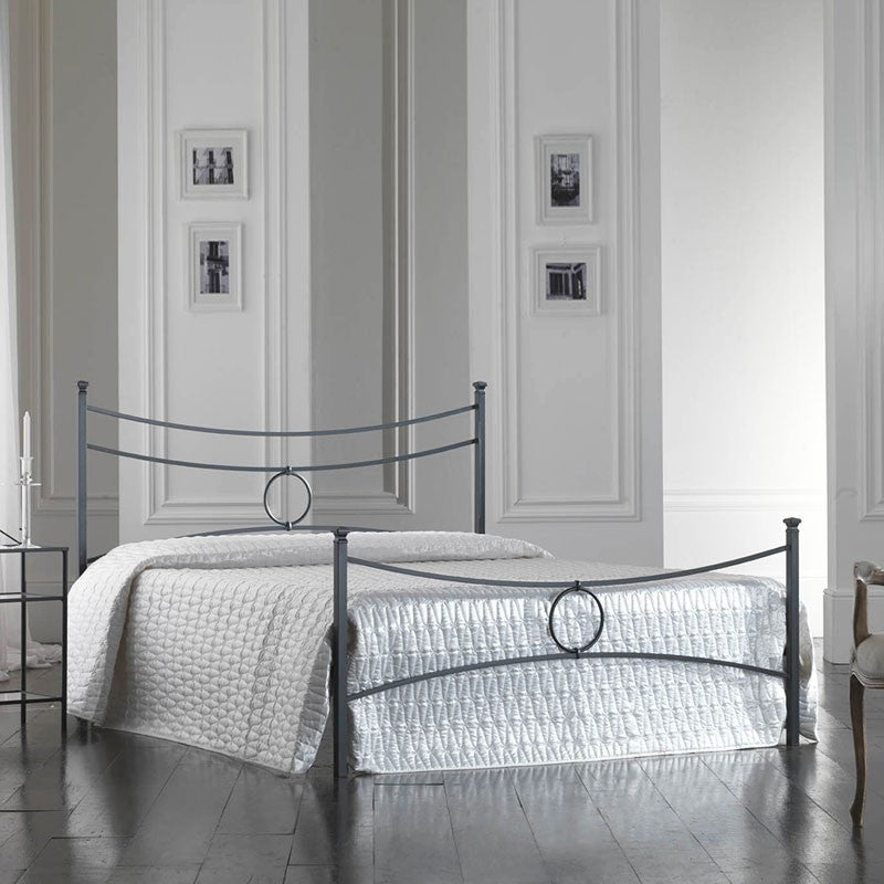 Cama doble de hierro con estribo Nero CONCA 166x208x h117 cm