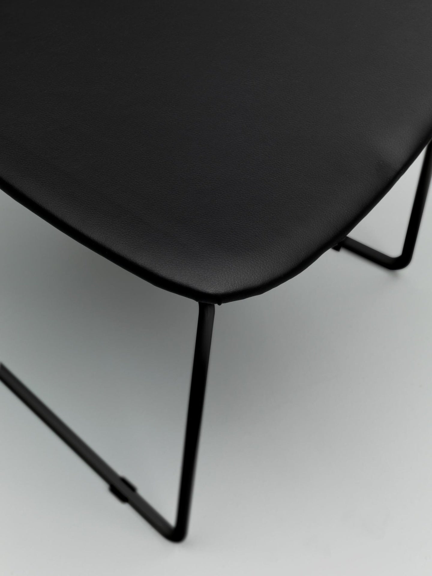 2x Silla de piel sintética y asiento negro 47,5x45,5x89h cm