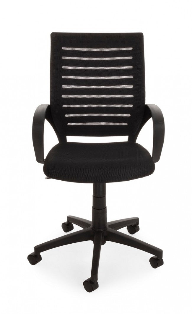 Silla de oficina negra con ruedas y reposabrazos.