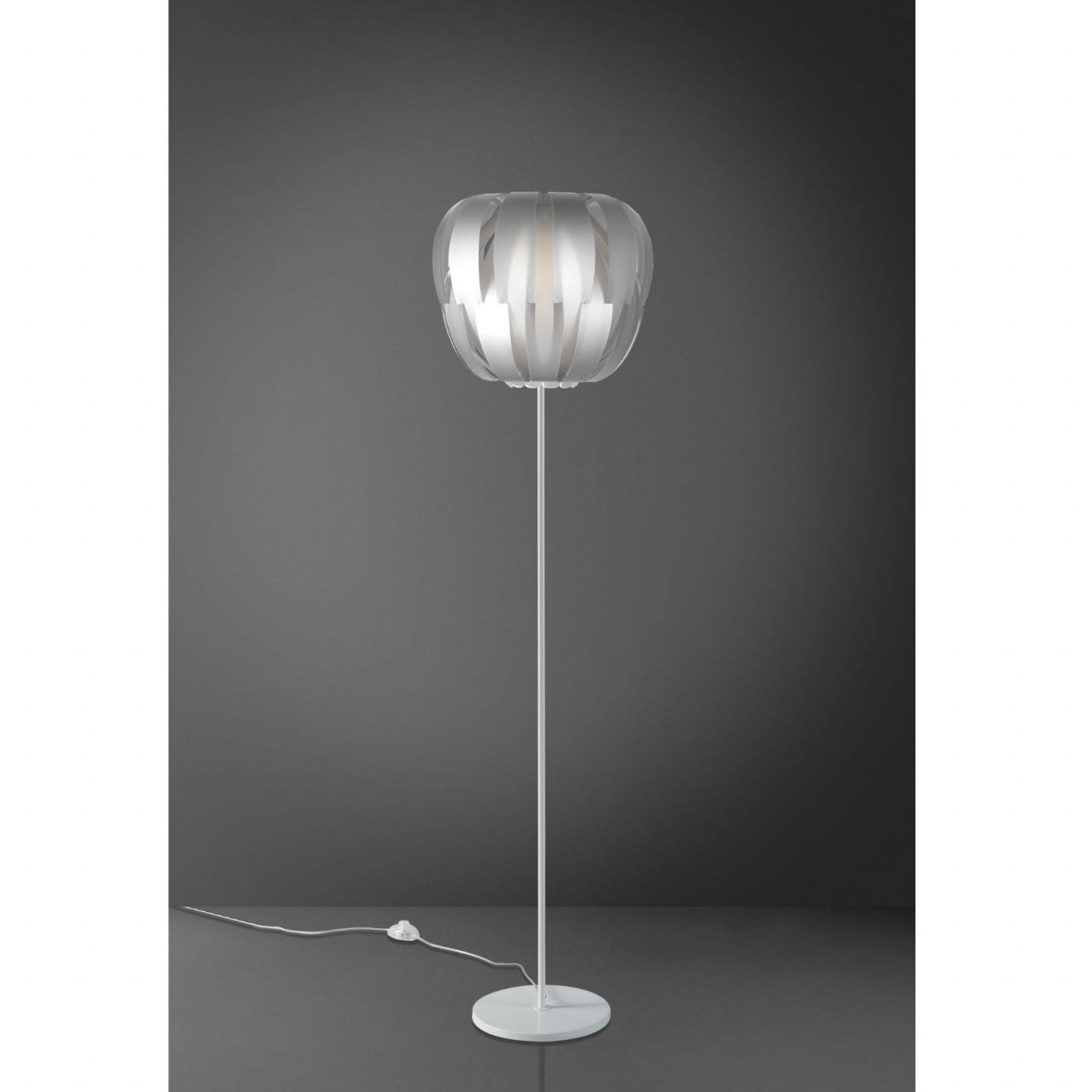 Lámpara de pie con base y tallo en metal plateado Cm. 42x172h