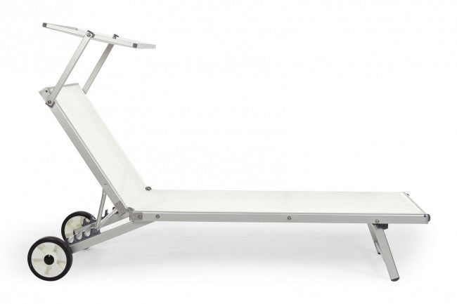 Tumbona cruzada con ruedas de aluminio blancas.