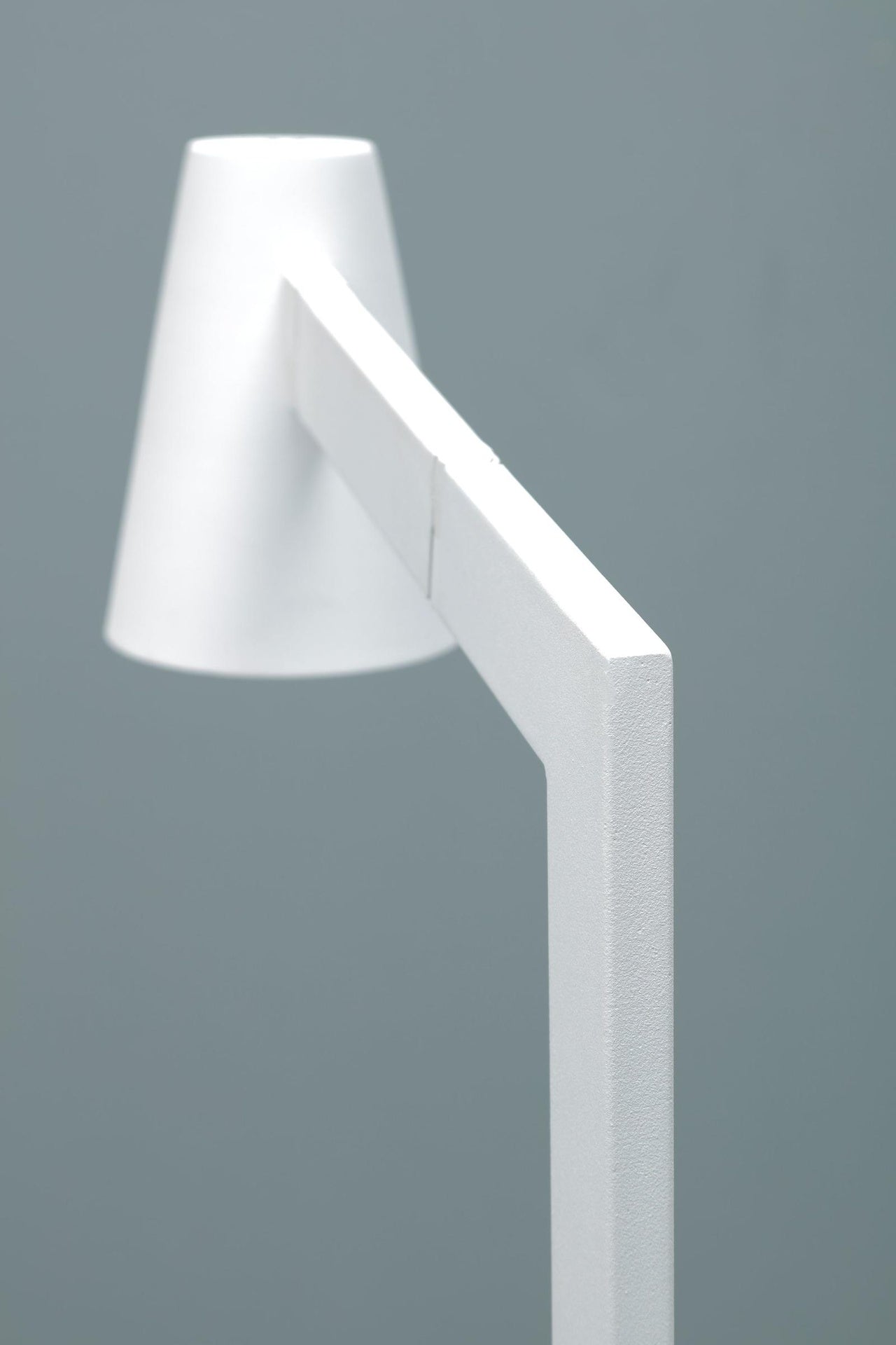 Lámpara de mesa con pantalla de metal blanco 42x15x60,5h cm