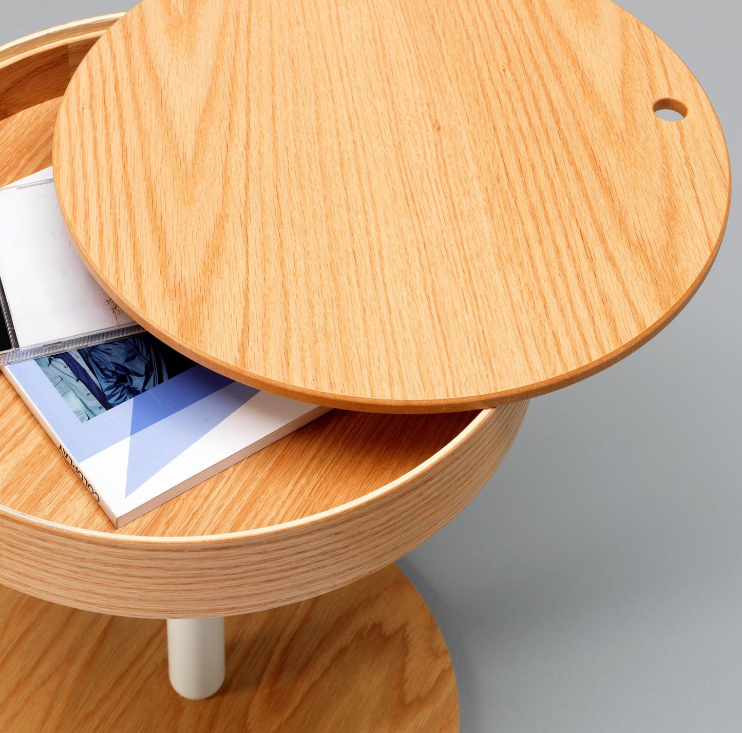 Mesa de centro de roble con tapa de madera y base de metal.