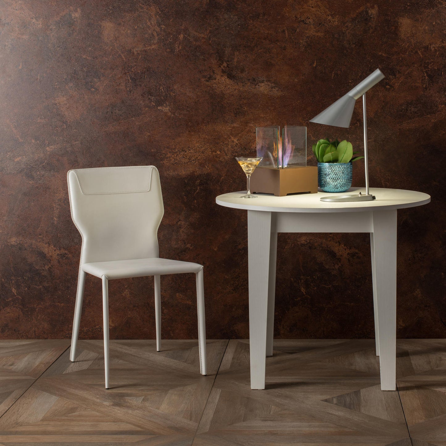 2x Silla de polipiel blanca.