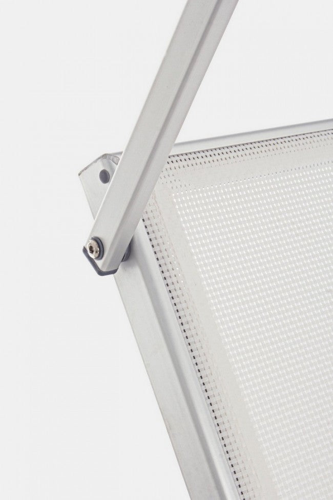 Tumbona cruzada con ruedas de aluminio blancas.