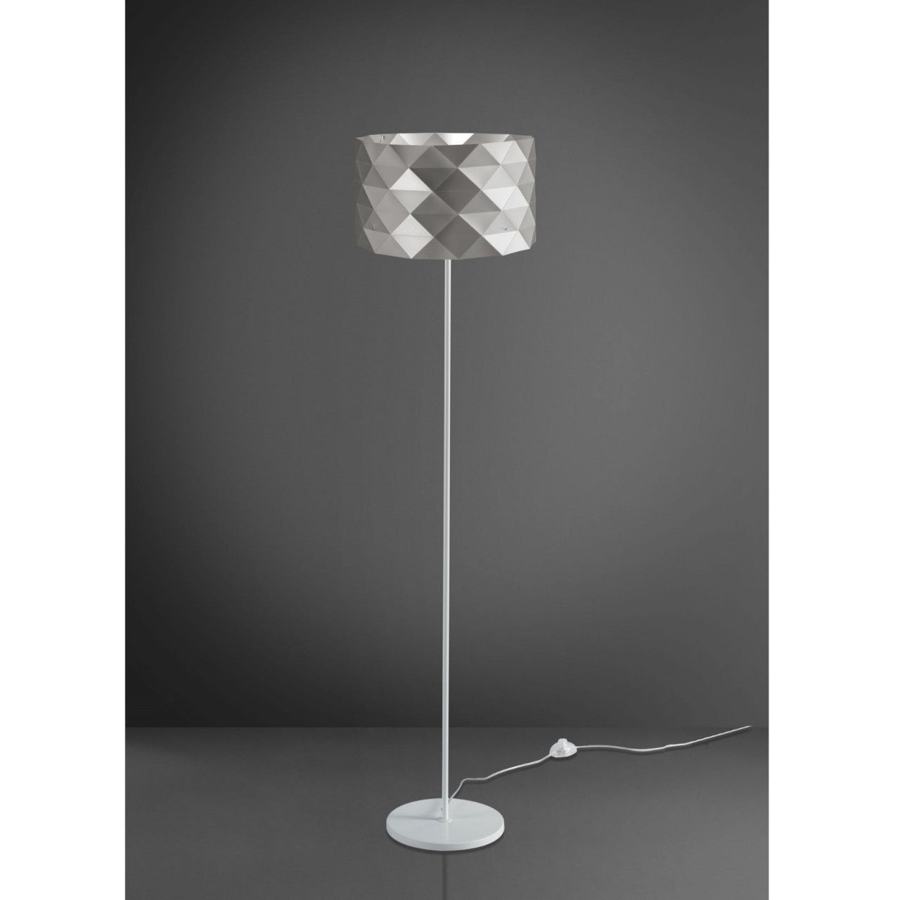 Lámpara de pie con base y tallo en metal plateado Cm. 40x153h