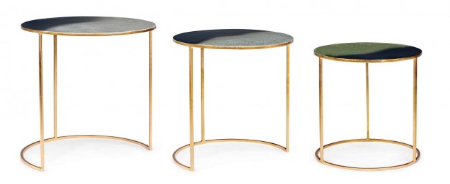 Conjunto de 3 mesas de centro de metal estilo ambiente.