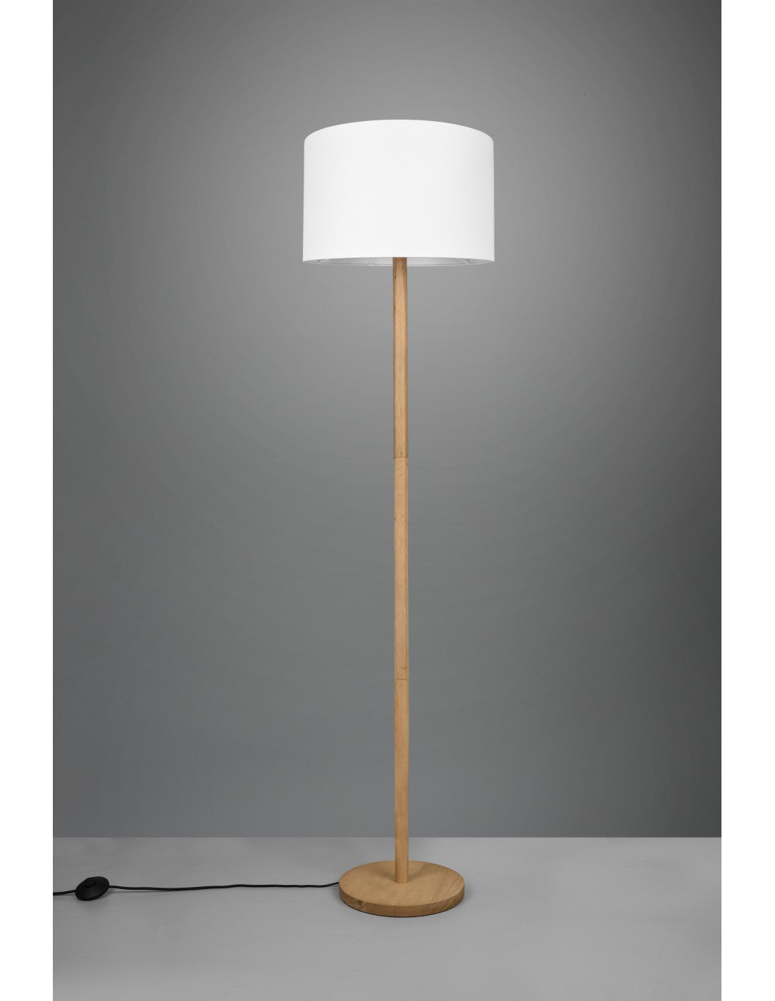 Elegante lámpara de pie Korba con base de madera y pantalla blanca Trio Lighting