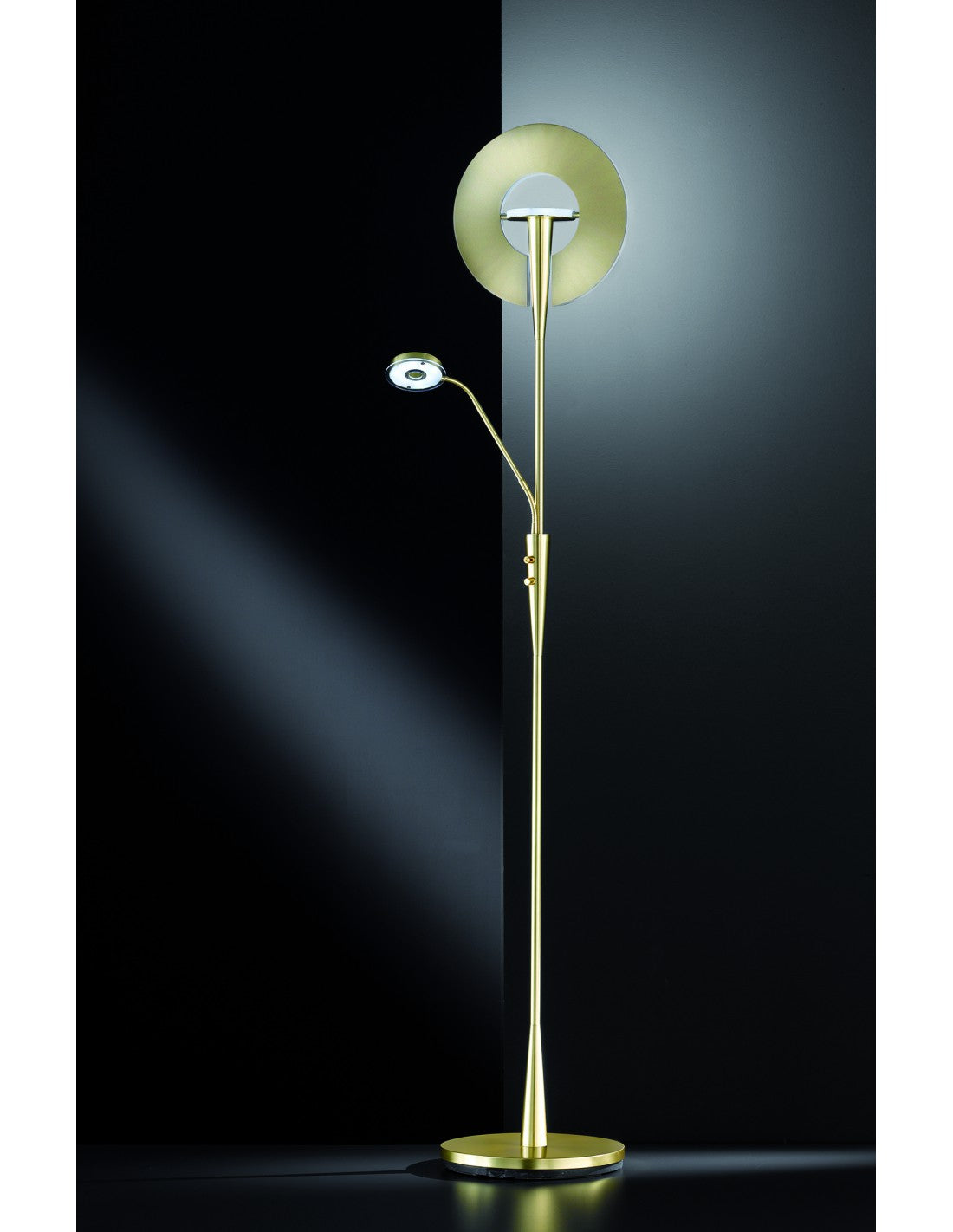 Lámpara de pie LED con foco de lectura regulable Quebec Brass Trio Lighting