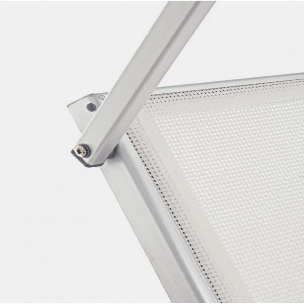 Tumbona cruzada con ruedas de aluminio blancas.