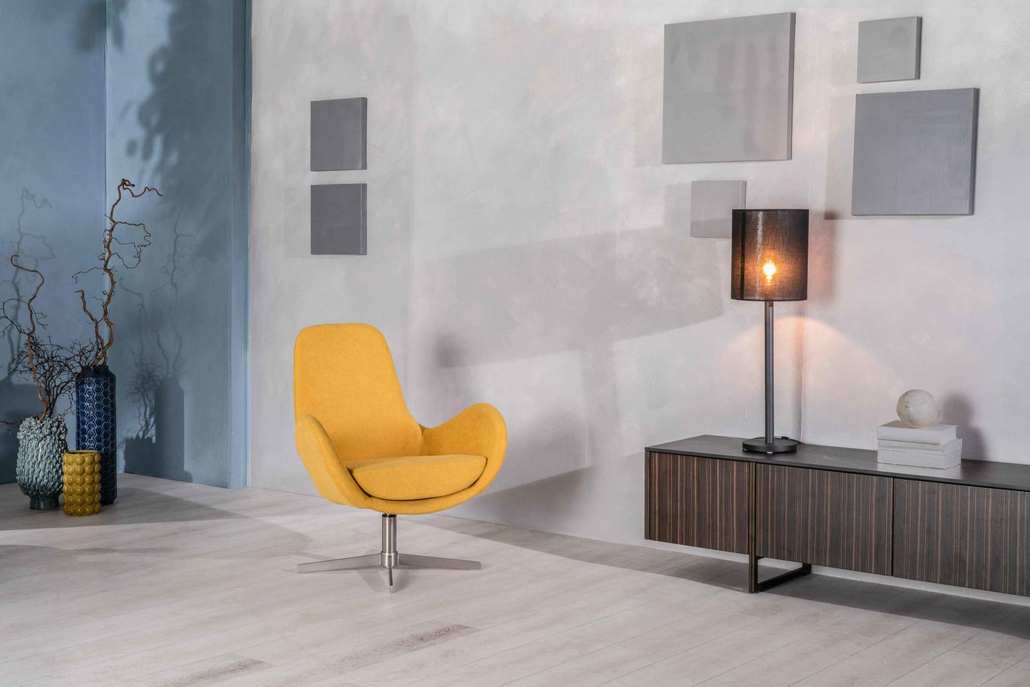 Sillón giratorio amarillo 64 cm x 72 cm H. 42 cm