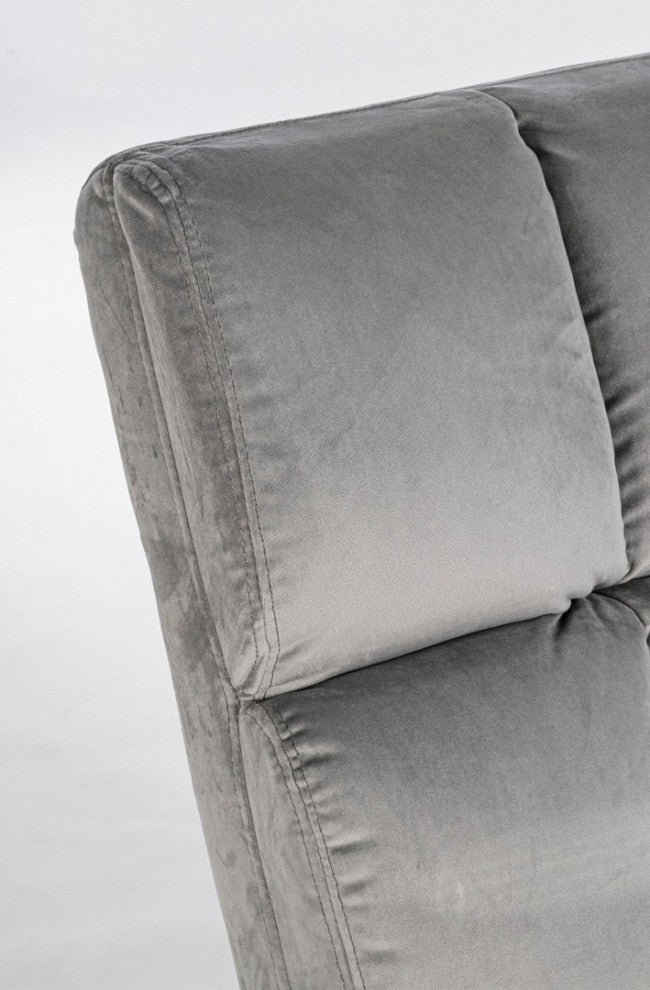 Sillón Lizzie de terciopelo gris con patas de metal.