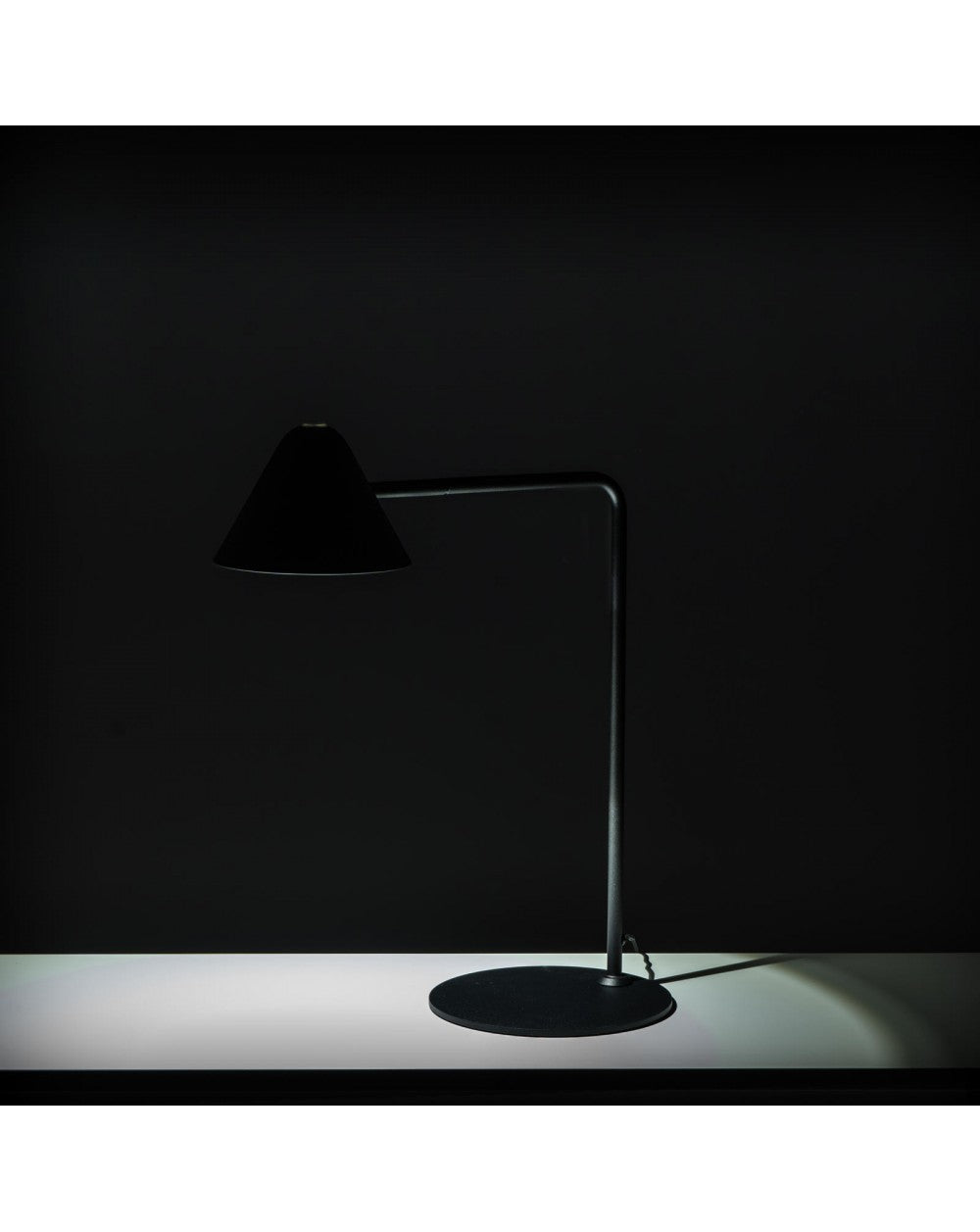Lámpara de mesa LED Antares de metal negro STS