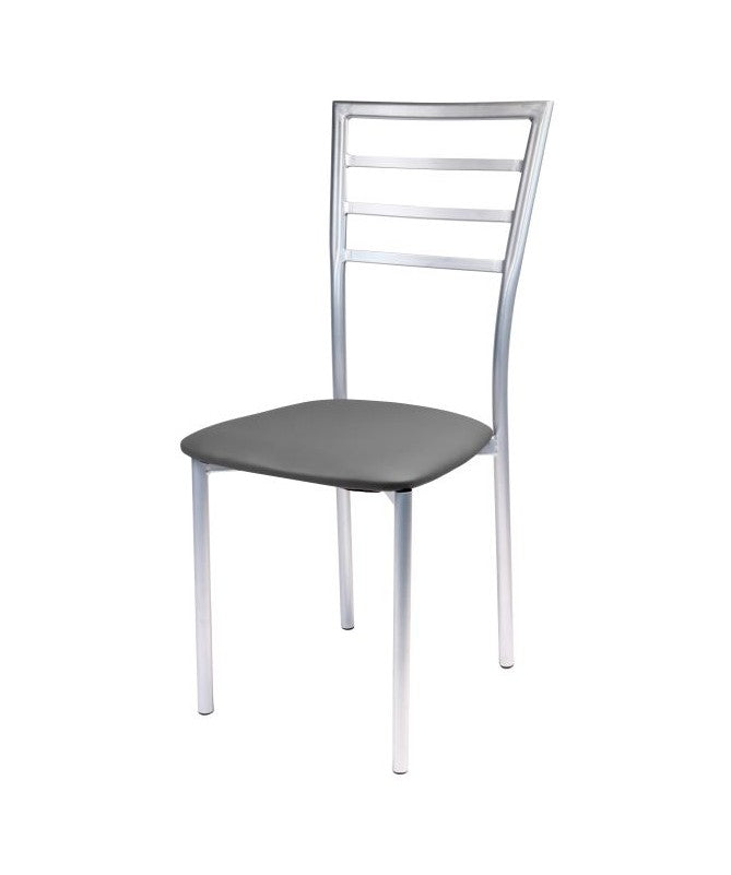 Silla morada en PVC gris.