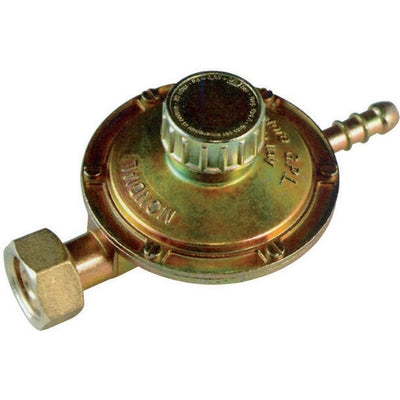 Regulador de gas con calibración ajustable y conexión horizontal.