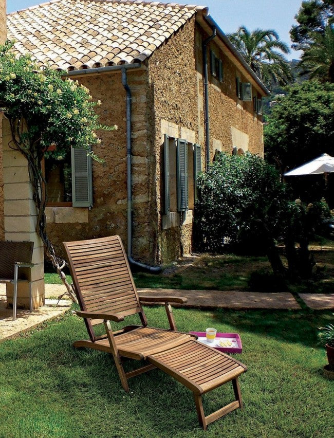 Sillón reclinable con reposabrazos de madera de estilo clásico.