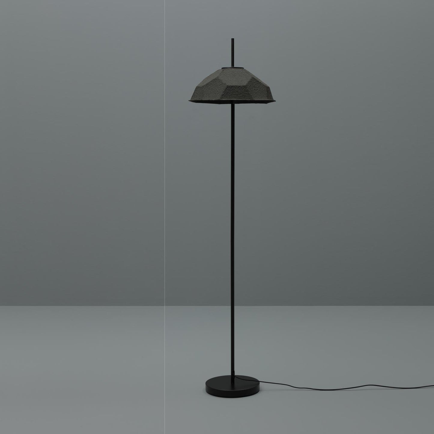 Lámpara de pie con pantalla de cartón reciclado negro D34xD34x160h cm