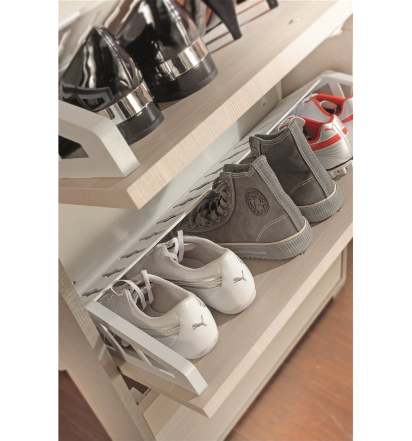 Zapatero con tres puertas para hasta nueve pares de zapatos de tela/alerce