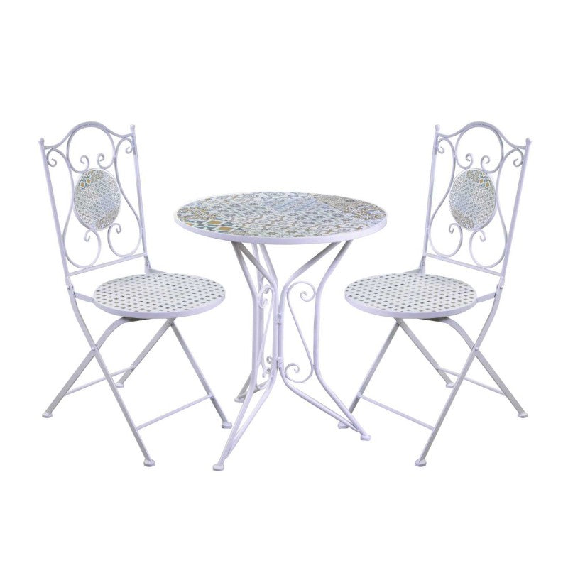 Mesa de hierro forjado con mosaico y sillas.